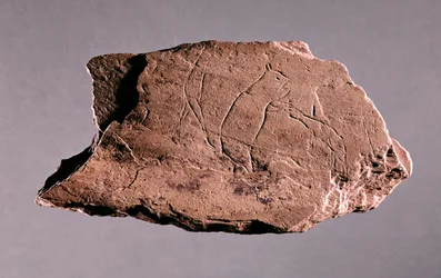 Kieselstein, der einen Mann zeigt, der von einem Bären angegriffen wird, aus Pechialet, Dordogne